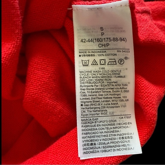 GAP Red Sweater - NWOT - Picture 3 of 3